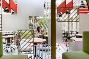 Un restaurante u otro lugar para comer en MEININGER Hotel Bordeaux Gare Saint-Jean