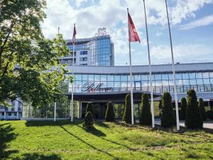 En hage utenfor Bellevue Park Hotel Riga with FREE Parking