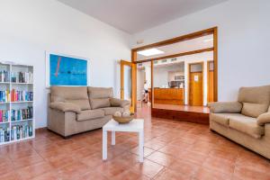 een woonkamer met 2 banken en een tafel bij Apartamentos Vistapicas in Cala en Blanes