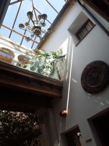 una lámpara de araña colgando de un edificio con ventana en La Llave de la Judería Hotel Boutique, en Córdoba