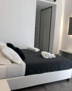 a bedroom with a bed with two towels on it at Sesto Senso Home in Santa Maria del Cedro