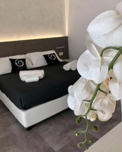 a bedroom with a bed with a white flower at Sesto Senso Home in Santa Maria del Cedro