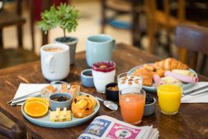 einen Tisch mit Frühstückszutaten und Getränken darauf in der Unterkunft Hotel Marsiho by Happyculture in Marseille