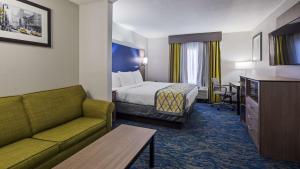 a hotel room with a bed and a couch at Best Western Knoxville Airport / Alcoa, TN in Alcoa