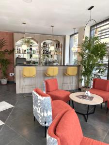 una hall con sedie, tavolo e bar di Soho Boutique Córdoba a Cordoba