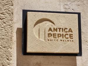 una señal en el lateral de un edificio en Antica Pepice, en Matera