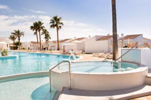 Sagitario Menorca Mar Adults only في كالا إن بوش: حمام سباحة مع حمام سباحة poolvisorvisorbidenbiddenbiddenbiddenbidden.