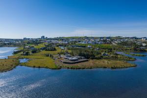 Vue aérienne d'une île dans une masse d'eau dans l'établissement Hotel Kriunes, à Reykjavik