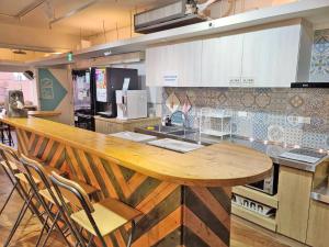 Una cocina o kitchenette en Paper Plane Hostel