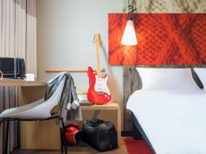 Una cama o camas en una habitación de ibis Amsterdam Centre