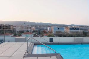 una piscina sul tetto di un edificio di Soho Boutique Córdoba a Cordoba