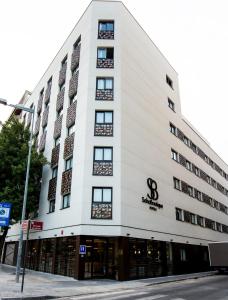 un grande edificio bianco con molte finestre di Soho Boutique Córdoba a Cordoba