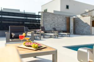 - un plateau de fruits sur une table sur une terrasse dans l'établissement Villa Aurora, à Baška