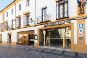 una tienda frente a un edificio en una calle en Eurostars Maimonides, en Córdoba