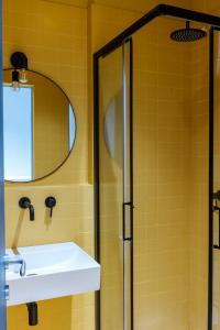 a bathroom with a sink and a mirror at Malalbergo in Reggio di Calabria