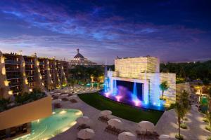 - Vistas al complejo por la noche con una fuente en Hotel Xcaret Arte - All Parks All Fun Inclusive - Adults Only, en Playa del Carmen