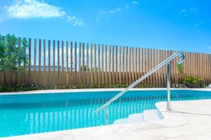 A piscina localizada em Rydges Gold Coast Airport ou nos arredores