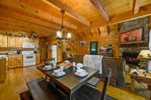 A kitchen or kitchenette at GYPSY ROAD - Privacy! Log Cabin with Hot Tub, WiFi, DirecTV and Arcade