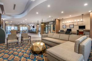 Uma área de estar em Comfort Suites Fort Lauderdale Airport & Cruise Port