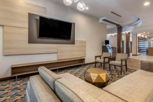 Uma TV ou centro de entretenimento em Comfort Suites Fort Lauderdale Airport & Cruise Port