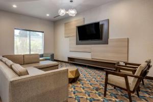 Uma TV ou centro de entretenimento em Comfort Suites Fort Lauderdale Airport & Cruise Port