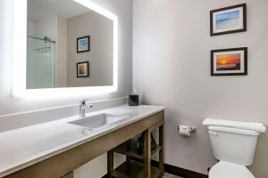 Um banheiro em Comfort Suites Fort Lauderdale Airport & Cruise Port