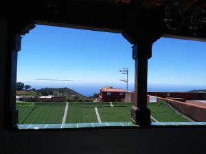 einen Blick auf ein Feld aus einem Fenster in der Unterkunft HOSPEDAJE TU SITIO in La Esperanza