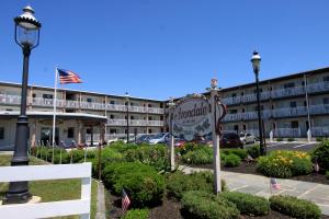 een hotel met een bord voor een parkeerplaats bij Avondale by the Sea in Cape May