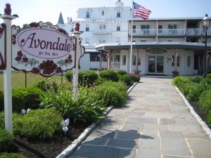 een teken voor de binnenzee met een gebouw bij Avondale by the Sea in Cape May