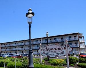 een hotelbord voor een parkeerplaats bij Avondale by the Sea in Cape May