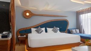 Una cama o camas en una habitación de The Oceanic Sportel Phuket - SHA Extra Plus