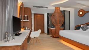 Una cama o camas en una habitación de The Oceanic Sportel Phuket - SHA Extra Plus