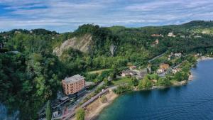 eine Luftansicht einer Stadt neben einem Fluss in der Unterkunft Hotel Concorde in Arona