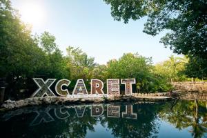 una señal en medio del agua en un parque en Hotel Xcaret Arte - All Parks All Fun Inclusive - Adults Only, en Playa del Carmen