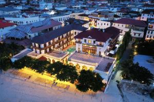 een luchtzicht op een gebouw 's nachts bij Tembo House Hotel in Zanzibar City