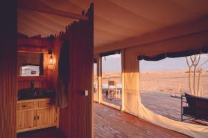 Zimmer mit Balkon und Blick auf die Wüste in der Unterkunft Dar Inacamp in El Mjed