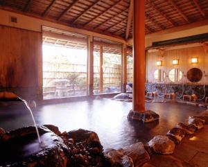 a large room with a water fountain in the middle at Toushinan Komeya in Ito