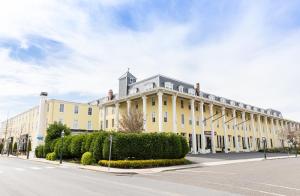 een groot geel gebouw aan de straatkant bij Congress Hall in Cape May