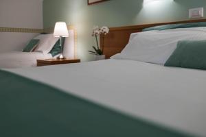 Una cama o camas en una habitación de Hotel Roma