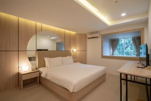 Tempat tidur dalam kamar di Bedline Hotel - SHA Certified