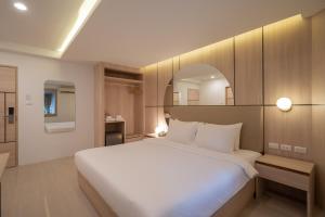 Tempat tidur dalam kamar di Bedline Hotel - SHA Certified