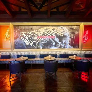 een restaurant met tafels en een schilderij van een tijger bij Pod Times Square in New York