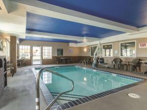 La Quinta by Wyndham Kansas City Airport في كانساس سيتي: مسبح كبير بسقف ازرق