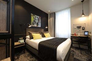 a hotel room with a bed and a window at Allobroges Park Hôtel in Annecy