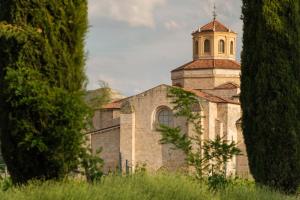 巴尔武埃纳德杜埃罗Castilla Termal Monasterio de Valbuena的一座带塔楼和教堂的古老建筑