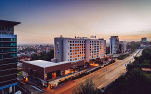 Radisson Blu Hotel, Nairobi Upper Hill في نيروبي: مبنى كبير في مدينة بها شارع