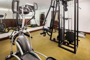 Fitnesscenter och/eller fitnessfaciliteter på Howard Johnson by Wyndham Arlington Ballpark / Six Flags