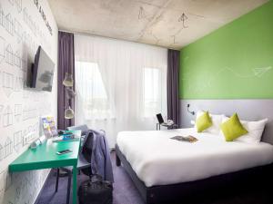 מיטה או מיטות בחדר ב-ibis Styles Budapest Airport