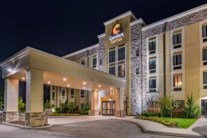 una representación de un hotel por la noche en Comfort Suites Columbus Airport, en Columbus