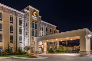 una representación de un hotel por la noche en Comfort Suites Columbus Airport, en Columbus